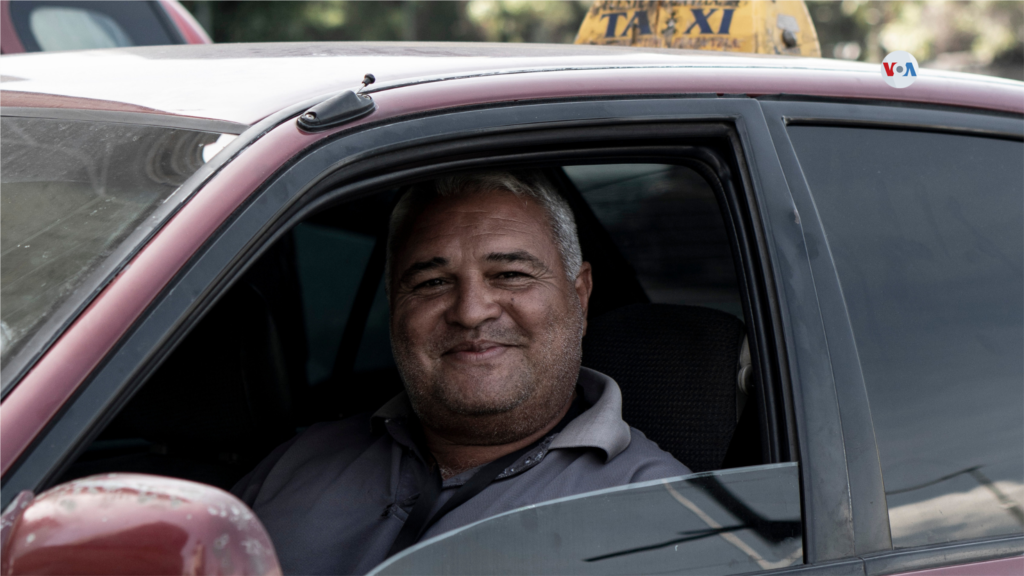 Taxistas aseguran que los clientes fijos son los que los mantienen a flote.