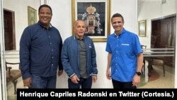 Dos de los líderes políticos de la oposición, Manuel Rosales, en el centro de la foto, y Henrique Capriles Radonski, a la derecha, posan para una fotografía tras reunirse el sábado, en Maracaibo. Les acompaña el alcalde de la ciudad, Rafael Ramírez.
