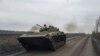 Un soldado ucraniano conduce un tanque hacia posiciones de primera línea cerca de Bájmut, Ucrania, el miércoles 1 de marzo de 2023.