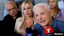 ARCHIVO: El expresidente de Panamá Ricardo Martinelli se dirige a los medios, acompañado de su abogada Shirley Castaneda, en Ciudad de Panamá, Panamá, febrero 6 de diciembre de 2024.