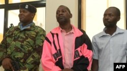 Anayejiita kasisi Paul Nthenge Mackenzie (katikati) amefikishwa kizimbani huko Malindi tarehe 2 Mei 2023.Picha na SIMON MAINA / AFP. 