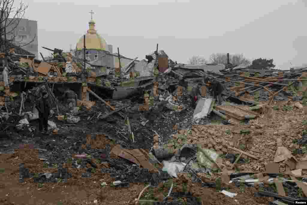 Los residentes locales eliminan los escombros en el sitio donde se destruyó un edificio residencial en Odesa, Ucrania. Ucrania se refirió a "una sala de maternidad, instalaciones educativas y un centro comercial" entre los objetivos de los ataques, además de edificios residenciales y otras casas privadas.