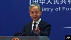 资料照片：2023年2月13日，中国外交部发言人汪文斌在一次例行记者会上。（美联社照片）