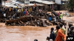 De nombreuses maisons du bidonville de Mathare ont été détruites suite à de fortes pluies diluviennes dans la capitale, Nairobi, le 24 avril 2024. 