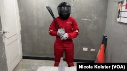 Los usuarios deben vestir overol de seguridad, casco, guantes, lentes y botas, y seguir reglas de precaución