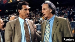 Los entrenadores argentinos Jorge Valdano (izq) y César Luis Menotti conversan antes del inicio de un partido benéfico en el estadio Nou Camp de Barcelona el 7 de noviembre de 1995.