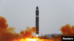북한이 지난 2월 평양국제공항에서 화성-15형 탄도미사일 발사에 성공했다며 공개한 장면 (자료사진)