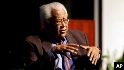 ARCHIVO - El reverendo James Lawson Jr. habla en Murfreesboro, Tennessee, el 17 de septiembre de 2015.