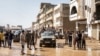 Warga memeriksa kerusakan di daerah banjir di timur kota Derna, sekitar 290 kilometer timur Benghazi, setelah badai Mediterania "Daniel". (Foto: via AFP)