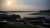 Los barcos flotan en el río Guaviare, mientras se llevan a cabo diálogos de paz entre los disidentes guerrilleros de las FARC que se autodenominan Estado Mayor Central (EMC) y el gobierno colombiano en San José del Guaviare, Colombia, 7 de marzo de 2024. 