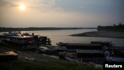 Los barcos flotan en el río Guaviare, mientras se llevan a cabo diálogos de paz entre los disidentes guerrilleros de las FARC que se autodenominan Estado Mayor Central (EMC) y el gobierno colombiano en San José del Guaviare, Colombia, 7 de marzo de 2024. 