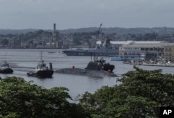El submarino ruso de propulsión nuclear Kazan sale del puerto de La Habana, Cuba, el lunes 17 de junio de 2024. [Foto AP/Ariel Ley].