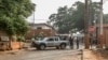 Des policiers montent la garde devant la Cour de répression des infractions économiques et du terrorisme (CRIET), à Porto-novo.