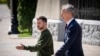 Presiden Ukraina Volodymyr Zelenskyy (kiri) menyambut kedatangan Sekretaris Jenderal NATO Jens Stoltenberg dalam kunjungannya ke Kyiv, pada 29 April 2024. (Foto: AP/Efrem Lukatsky)