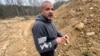 El minero Paul Busch muestra una roca arrojada a un lado por buscadores anteriores que contiene suficiente oro para procesar con tecnología moderna, en el el condado de Goochland, Virginia. [Foto: Steve Herman, VOA]