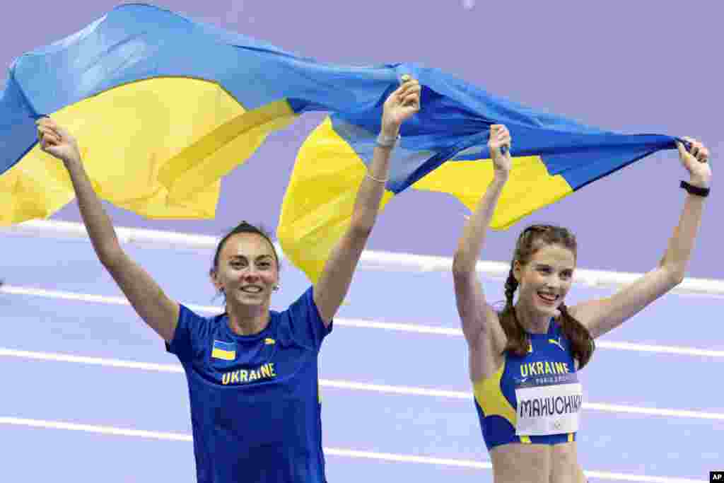 Pese a que los cohetes y los misiles rusos constantemente afectan la red eléctrica de Ucrania, la ganadora de la medalla de bronce para Ucrania en salto de altura, Gerashchenko dijo que "hoy (domingo) tenemos Internet, tenemos luz y en el canal de YouTube, alrededor de 160.000 personas (observaron) en línea".