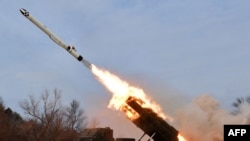 Rudal jelajah "Hwasal" diluncurkan di Kota Hamhung, provinsi Hamgyong Selatan, Korea Utara pada 22 Maret 2023. (Foto: KCNA VIA KNS/AFP) 