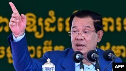 រូបឯកសារ៖ នាយករដ្ឋមន្ត្រីកម្ពុជា លោក ហ៊ុន សែន ថ្លែងនៅក្នុងពិធីសម្ពោធរោងចក្រប្រព្រឹត្តកម្មទឹកស្អាតបាក់ខែងជំហានទី ១ នៅរាជធានីភ្នំពេញ កាលពីថ្ងៃទី ១៩ ខែមិថុនា ឆ្នាំ ២០២៣។ 