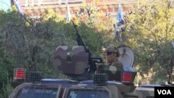 Despliegue de militares y tanquetas en la Plaza Murillo, frente a la sede de gobierno en La Paz. [Foto: Álvaro Gonzáles]
