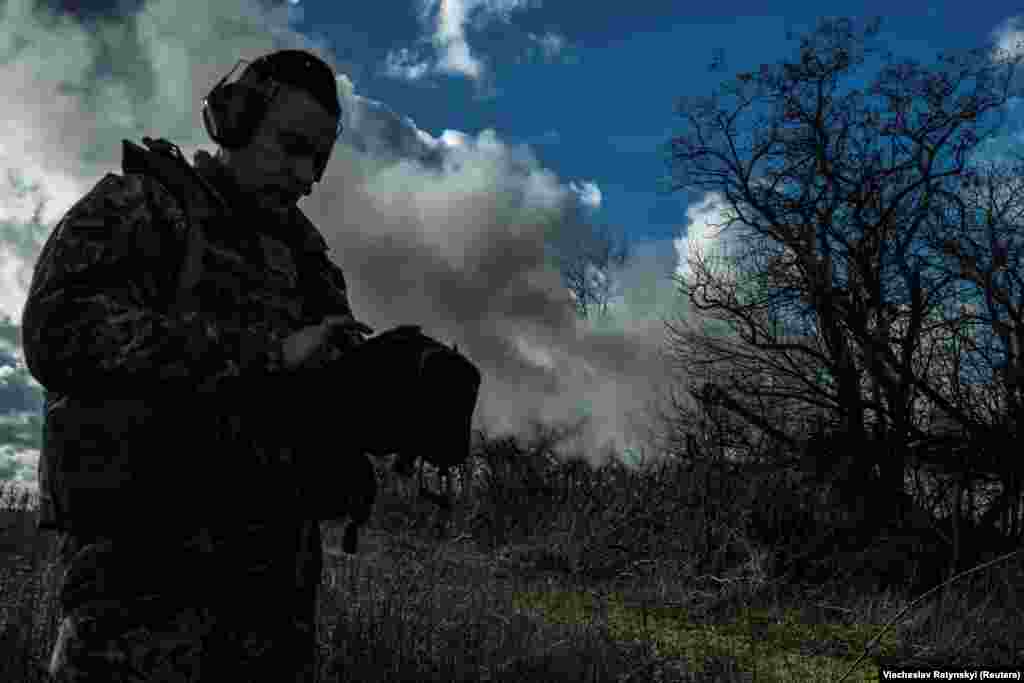 Un soldado ucraniano de la 55ª Brigada de Artillería Separada se prepara para disparar un obús M777 hacia posiciones rusas cerca de la ciudad fronteriza de Maryinka, en la región de Donetsk, el 26 de diciembre de 2023. A pesar de retirarse de la ciudad destruida, las fuerzas de Kiev continuaron bombardeando posiciones rusas en Maryinka.