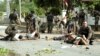 Tentara Thailand menangkap beberapa dari ratusan pria setelah demonstran bentrok dengan polisi di luar kantor polisi Tak Bai di provinsi Narathiwat, Thailand, sekitar 1.150 km selatan Bangkok, 25 Oktober 2004. (Foto: Reuters)