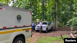 Autoridades de Panamá trabajan en un lugar donde un tirador abrió fuego en una sede rural de la Universidad de Panamá (UP), matando a un joven e hiriendo a otra persona, según fuentes policiales y universitarias, en Veraguas, Panamá, el 7 de junio de 2024.