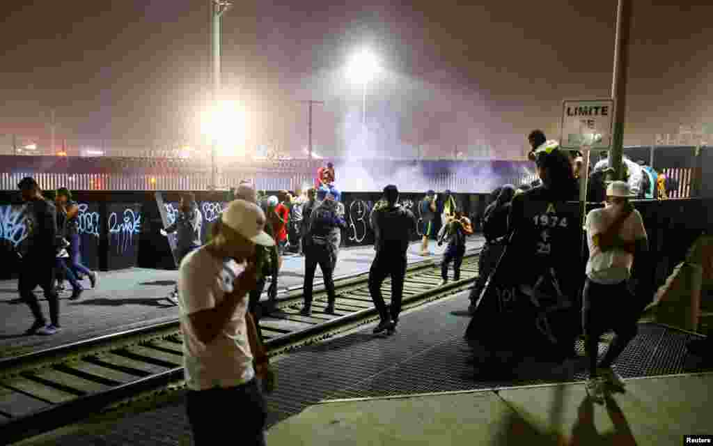 Agentes de Aduanas y Protección Fronteriza usaron gas pimienta para dispersar a la multitud de migrantes reunidos cerca del muro fronterizo. 