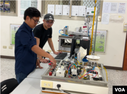 葛蘭正與同學操作機器 (美國之音/林柏宏)