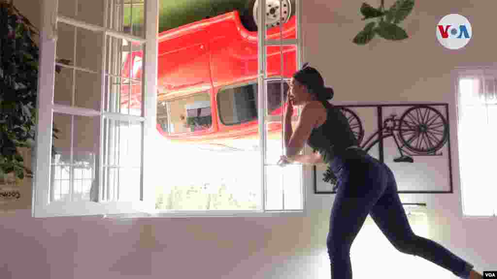 La Casa al Revés de Guatavita mide 160 metros cuadrados y en un día ajetreado puede llegar a recibir más de 500 personas, que son acompañadas por guías turísticas que brindan el servicio de tomar fotos en cada rincón de esta casa completamente amoblada.