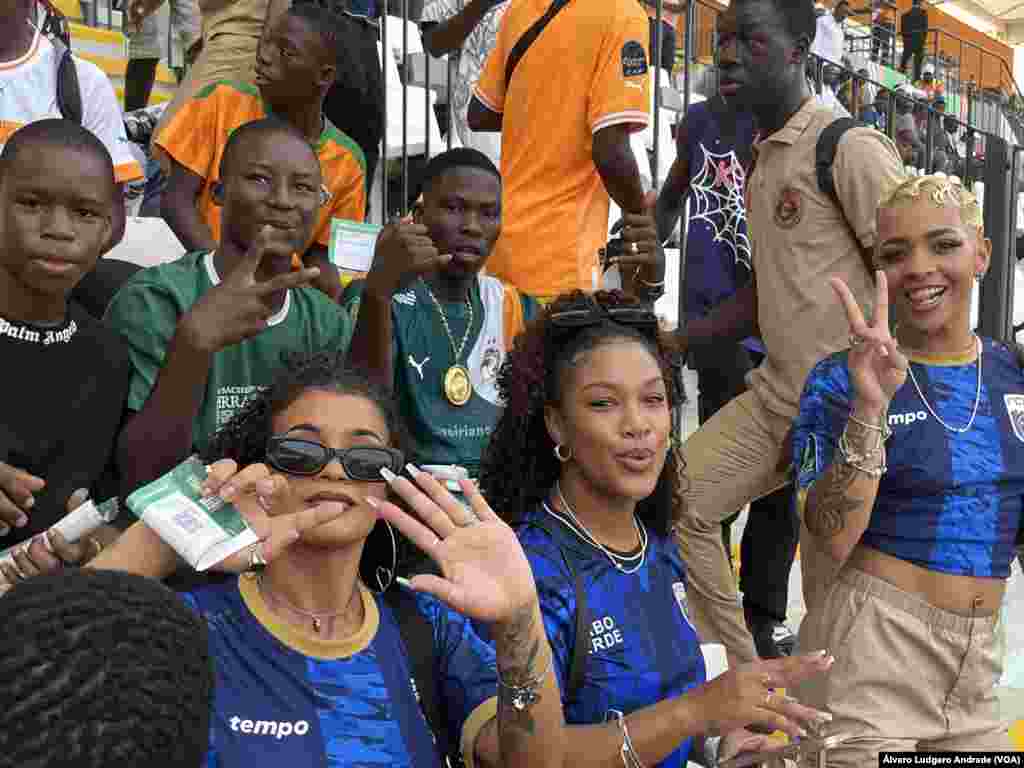 Adeptas de Cabo Verde torcem pela seleção durante jogo do CAN 2023. Costa do Marfim