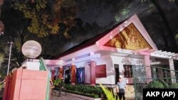 អាជ្ញាធរ​ព្យាយាម​ពន្លត់អគ្គិភ័យដែល​បាន​ឆាបឆេះ​អគារមួយខ្នងនៃព្រះរាជ​ដំណាក់​តូចរបស់​ព្រះរាជ​ដំណាក់នៅខេត្ត​សៀមរាប កាល​ពី​ថ្ងៃទី ១២ ខែមីនា ឆ្នាំ២០២៣។ (AKP via AP)