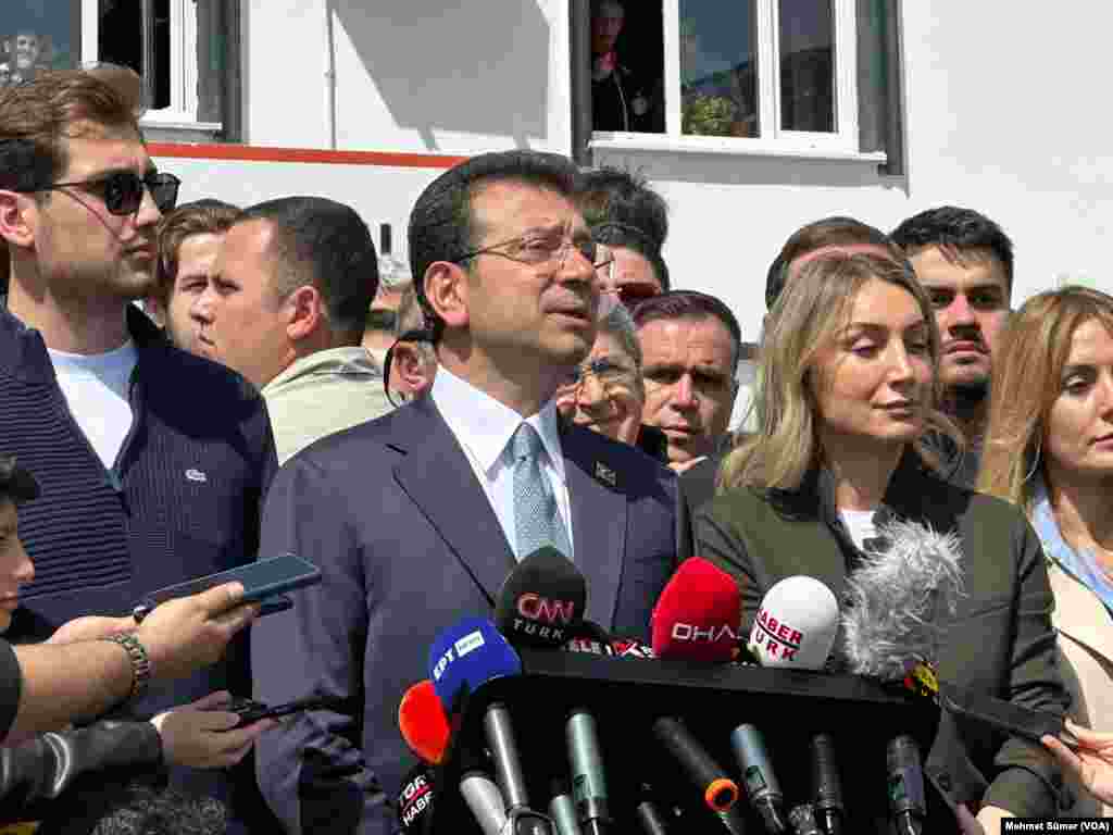 CHP'nin İstanbul Büyükşehir Belediye Başkan adayı ve mevcut başkanı Ekrem İmamoğlu ise Beylikdüzü’ndeki Emin Yükseloğlu Kız Anadolu İmam Hatip Lisesi’nde oyunu kullandı. İmamoğlu yaptığı açıklamada, "Milletimizin huzuru, barışı, birarada yaşama mutluluğu için hayırlı olsun" dedi. Mehmet Sümer, İstanbul