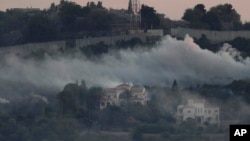 Asap mengepul dari tembakan artileri Israel di Dahaira, desa perbatasan Lebanon dengan Israel, Lebanon selatan, Senin, 16 Oktober 2023. (AP/Hussein Malla)