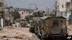 Vehículos militares israelíes durante una redada en el campo de refugiados de Cisjordania Yenín, el 21 de mayo de 2024.