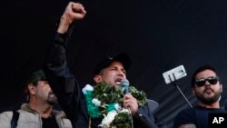  Luis Fernando Camacho habla durante un mitin con los cultivadores de hoja de coca en La Paz, Bolivia, el 7 de noviembre de 2019. 