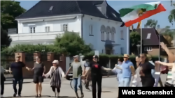 رقص گروهی ایرانیان پس از کشته شدن ابراهیم رئیسی