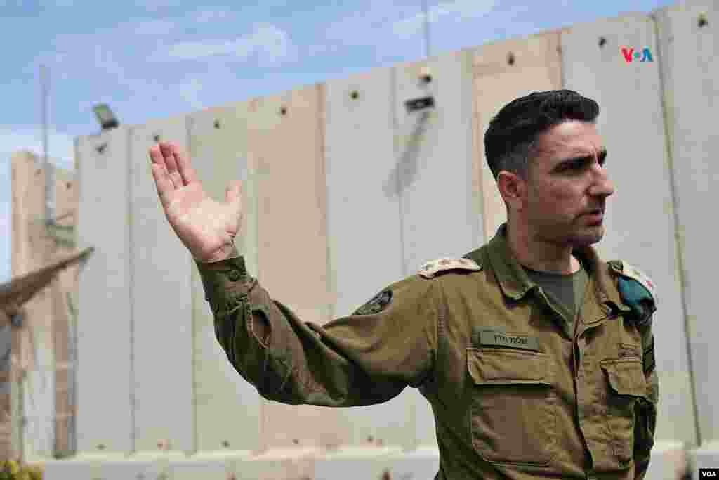 El coronel israelí Elad Goren, del COGAT, organismo del ejército que se encarga de los asuntos administrativos y civiles en los territorios palestinos ocupados, en el cruce de Kerem Shalom.