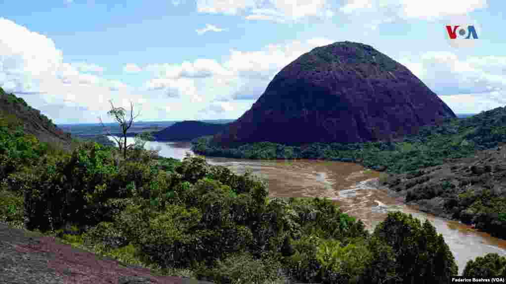 El tercer cerro es la montaña Mavecure, el único cerro que queda al otro lado del río y por el cual se practica el senderismo -acompañado por un guía indígena- para admirar la vista panorámica desde la cima. 