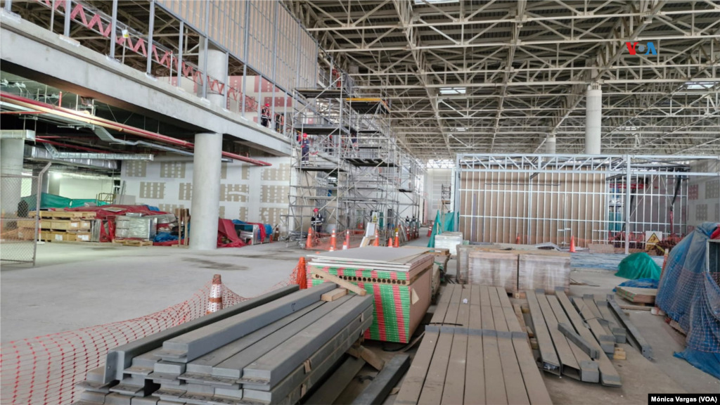 El nuevo aeropuerto contará con 5 niveles, que incluye un sótano y 4 pisos para el flujo de pasajeros. En la toma se aprecia cómo va quedando la nueva zona de embarque.