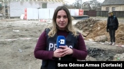 La corresponsal de la Agencia EFE, Sara Gómez Armas, reportando desde Bucha, Ucrania, al inicio de la guerra con Rusia.