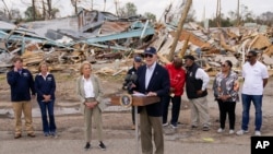 El presidente Joe Biden habla después de inspeccionar los daños en Rolling Fork, EEUU, el 31 de marzo de 2023, luego de que un tornado mortal y una tormenta severa atravesaran el área.