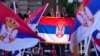 Predsjednik Srbije Aleksandar Vučić pokazuje drži zastavu Srbije na skupu "Svesrpski sabor" u Beogradu, Srbija, u subotu, 8. juna 2024.