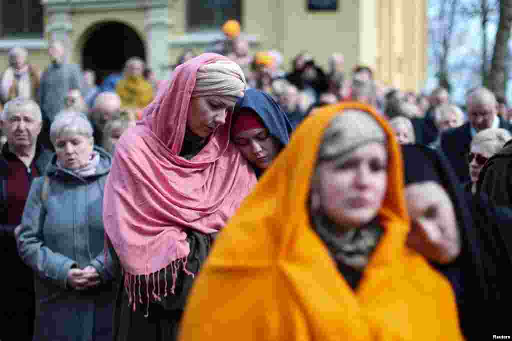 Devotos católicos polacos recrean el "Vía Crucis" el Viernes Santo como parte de las celebraciones de la Semana Santa en Kalwaria Wejherowska en Wejherowo, Polonia.