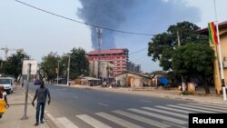 Moshi ukifuka angani baada ya mlipuko kutokea katika kituo cha mafuta huko Conakry, Guinea December 18, 2023. Picha na REUTERS/Souleymane Camara.