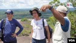 Ministra de Ambiente de Colombia, Susana Muhammad, con un guía local en el departamento amazónico de Guainía. [Foto: Federico Buelvas, VOA].