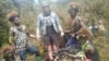 Philip Mehrtens, pilot Selandia Baru yang disandera oleh kelompok pro-kemerdekaan, berdiri di antara kelompok separatis di Papua, 14 Februari 2023. (Foto: via Reuters)