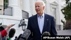 El presidente de EEUU, Joe Biden, habla con los reporteros en los jardines de la Casa Blanca el 31 de marzo de 2023.