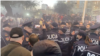 Tiranë, tensione brenda në Kuvend dhe protesta jashtë tij