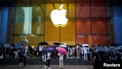 上海一家蘋果專賣店外排隊的人等候購買 iPhone 15 手機。（2023年6月15日）