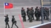 在台北桃园国际机场参加年度汉光军演的一名士兵手持台湾旗帜。(2023年7月26日)